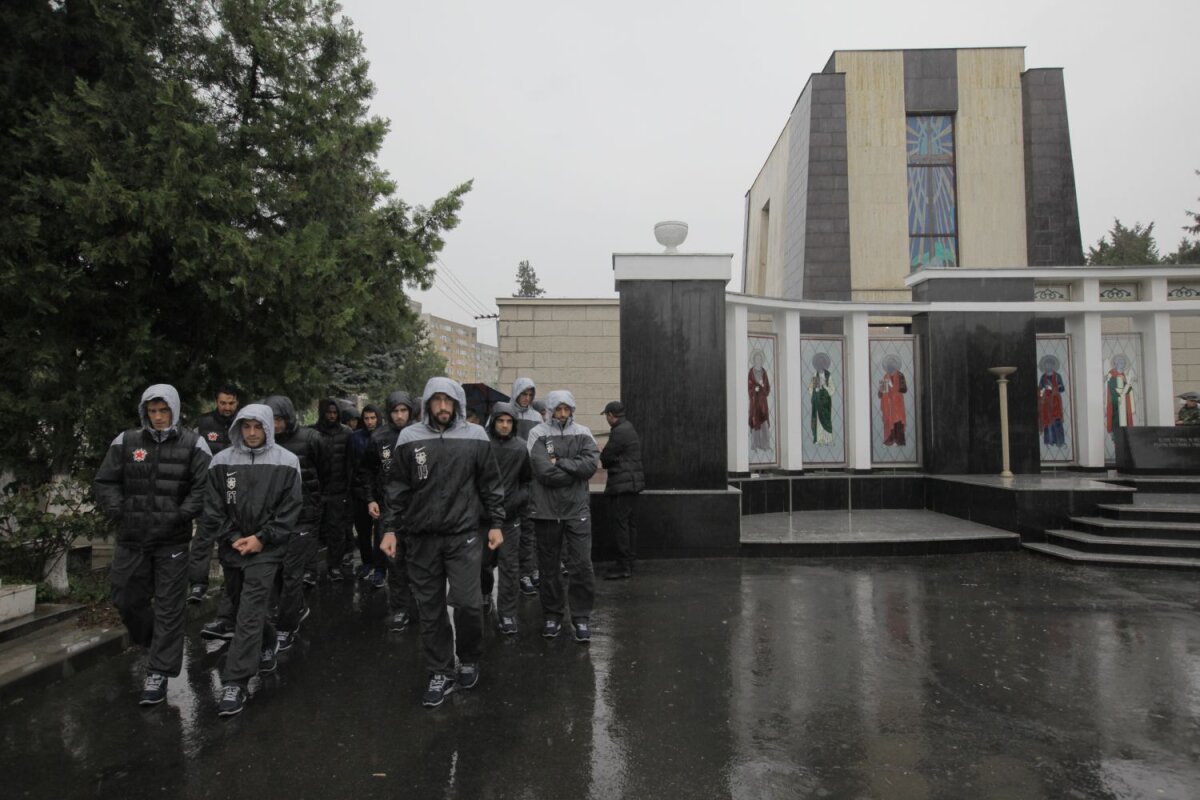 FOTO Lacrimi din cer pentru nea Mitică! » Jucătorii Stelei au participat la înmormîntarea masorului Dumitru Neagu