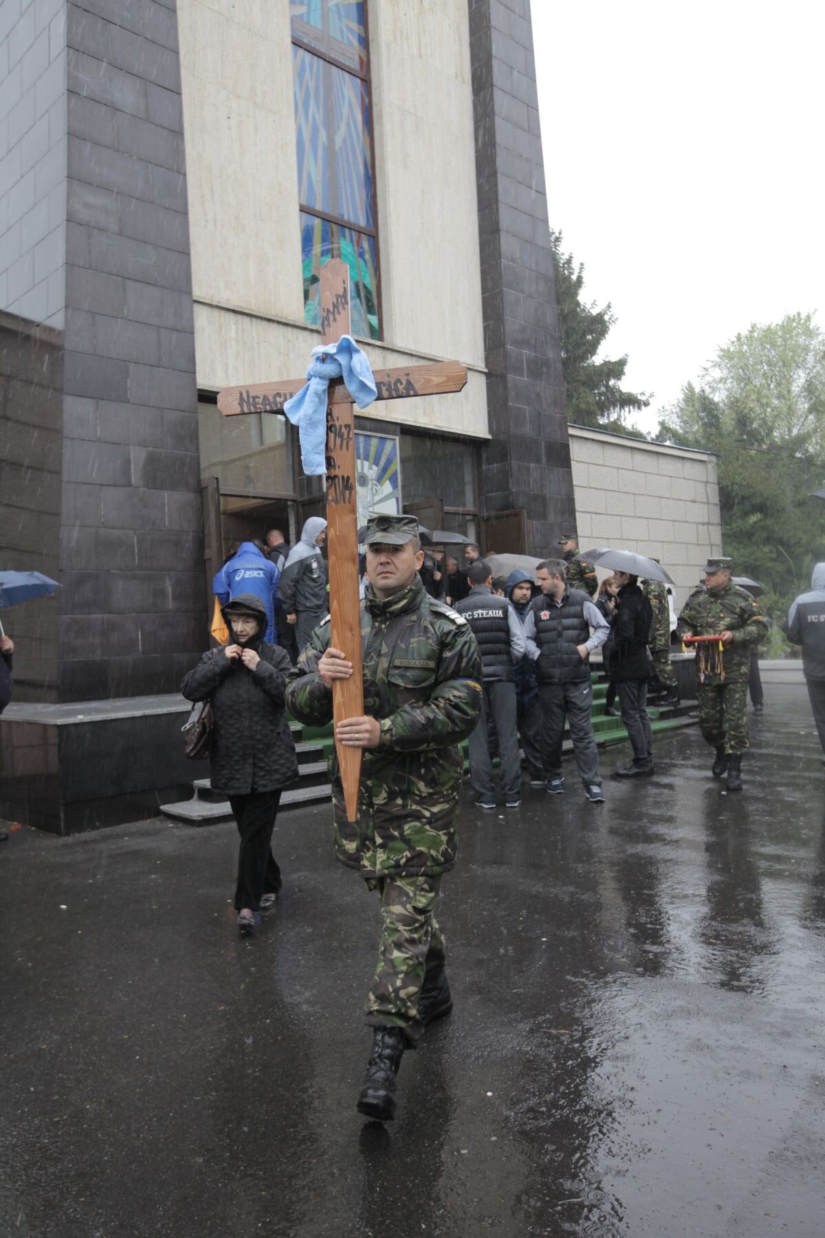 FOTO Lacrimi din cer pentru nea Mitică! » Jucătorii Stelei au participat la înmormîntarea masorului Dumitru Neagu