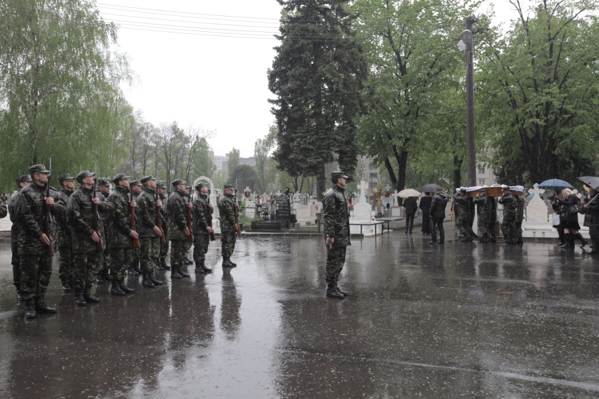 FOTO Lacrimi din cer pentru nea Mitică! » Jucătorii Stelei au participat la înmormîntarea masorului Dumitru Neagu