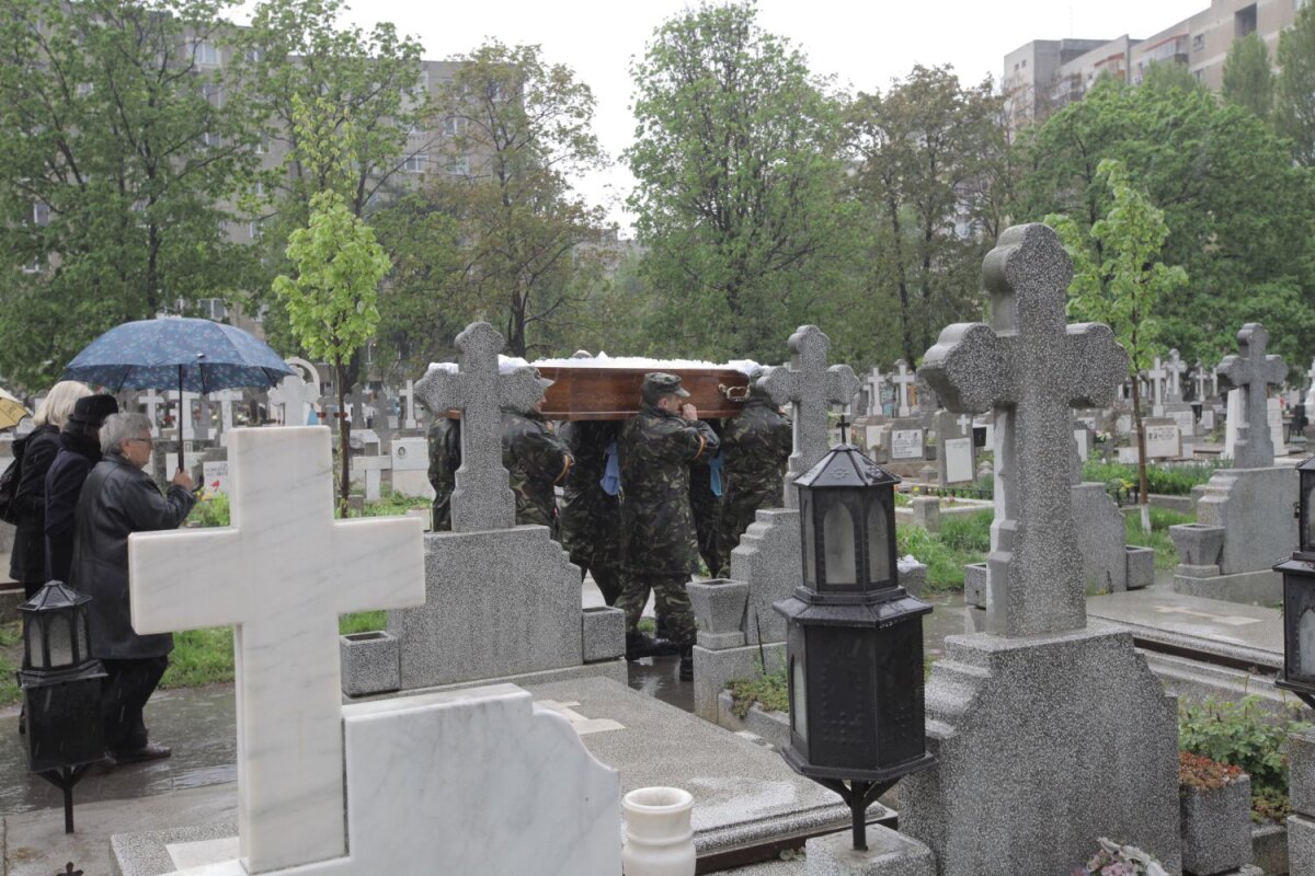 FOTO Lacrimi din cer pentru nea Mitică! » Jucătorii Stelei au participat la înmormîntarea masorului Dumitru Neagu