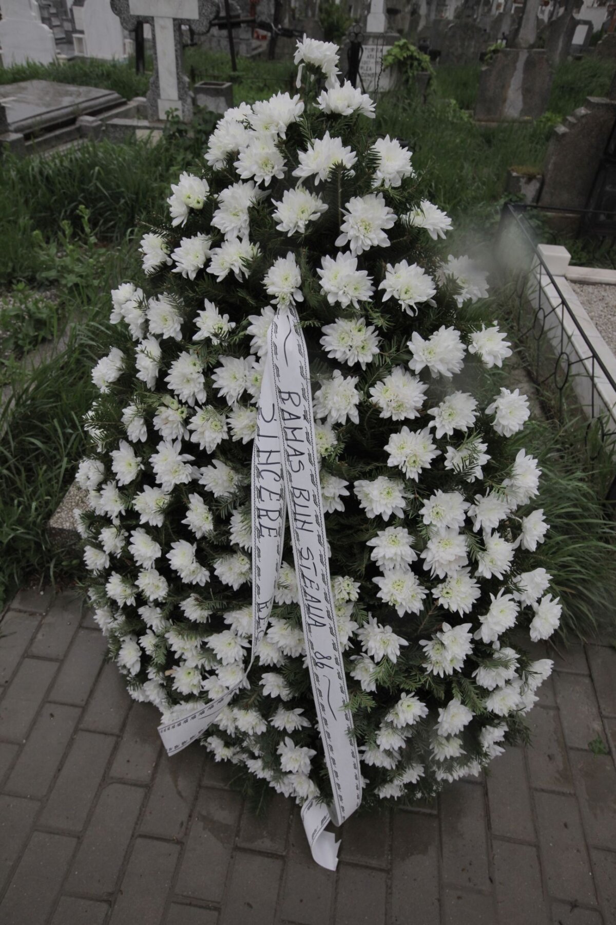 FOTO Lacrimi din cer pentru nea Mitică! » Jucătorii Stelei au participat la înmormîntarea masorului Dumitru Neagu