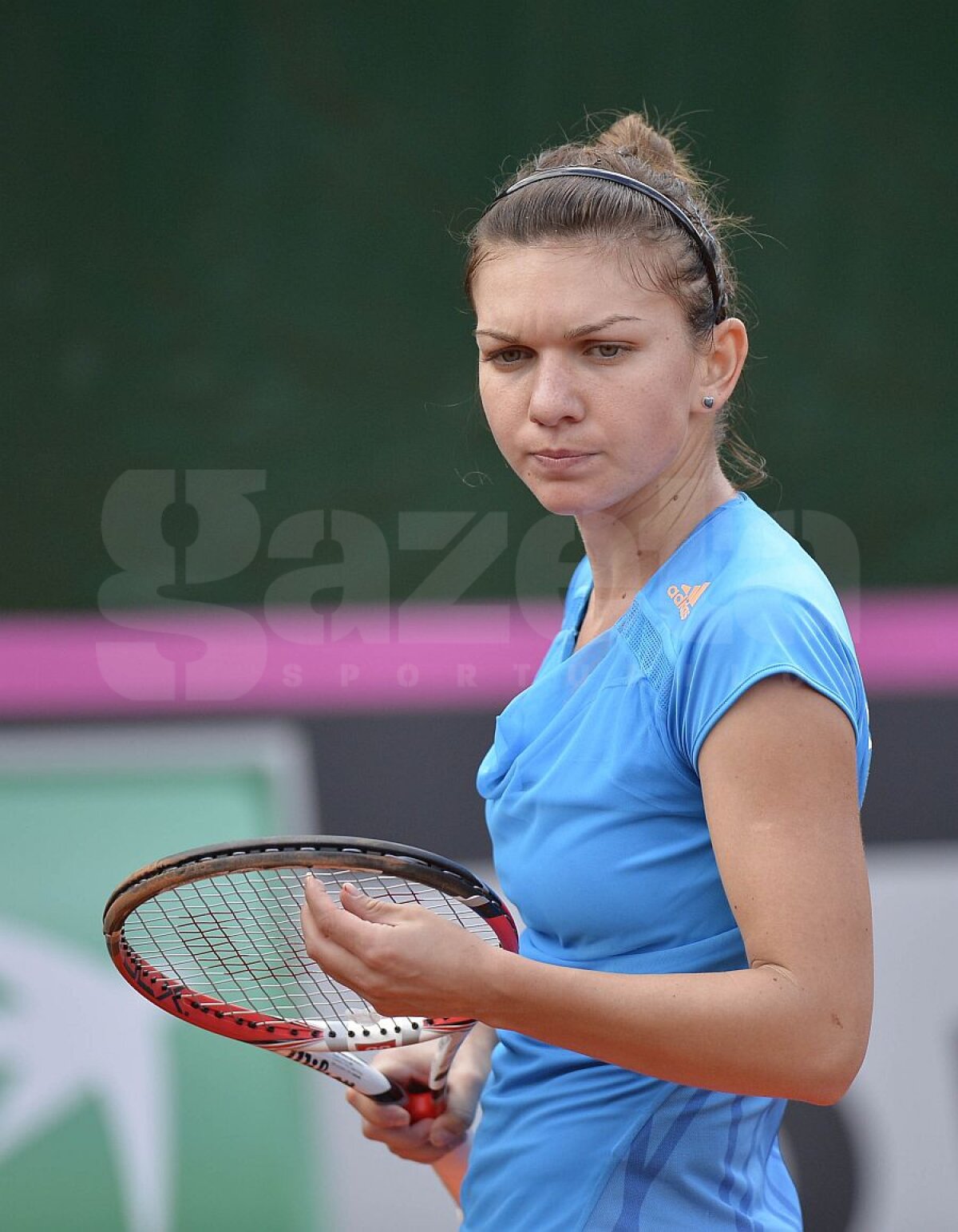 Test de iubire necondiţionată » Simona Halep a jucat două meciuri într-o zi, a cîştigat doar unul, dar a fost răsplătită permanent cu uralele fanilor români