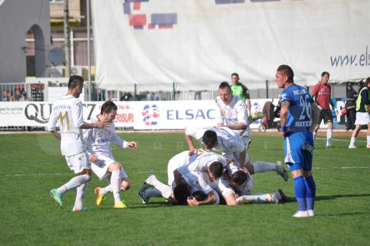 FOTO şi VIDEO Hattrick spectaculos al lui Fulop şi gorjenii îşi pot lua adio de la locul 4 » FC Botoşani - Pandurii 3-2