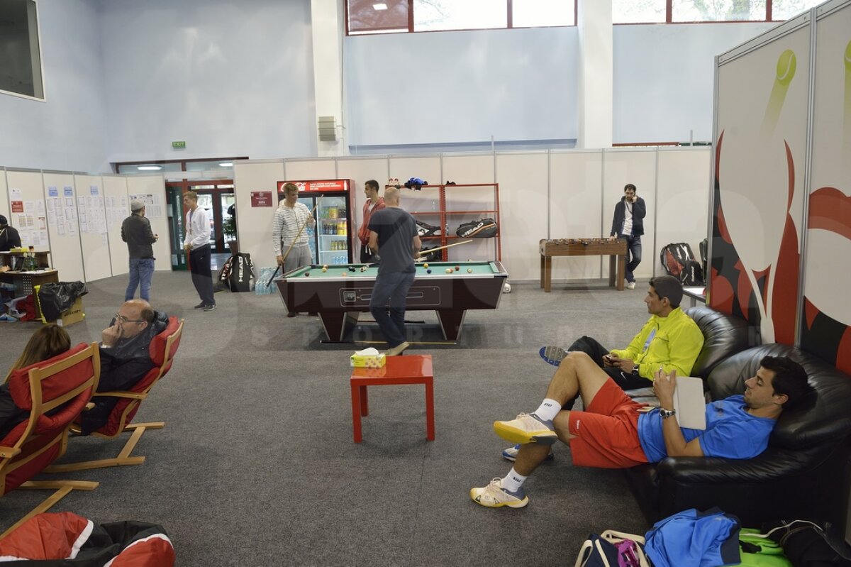 GALERIE FOTO Biliard, ping-pong şi jocuri pe telefon în loc de tenis » Meciurile la BRD Năstase-Ţiriac s-au reluat