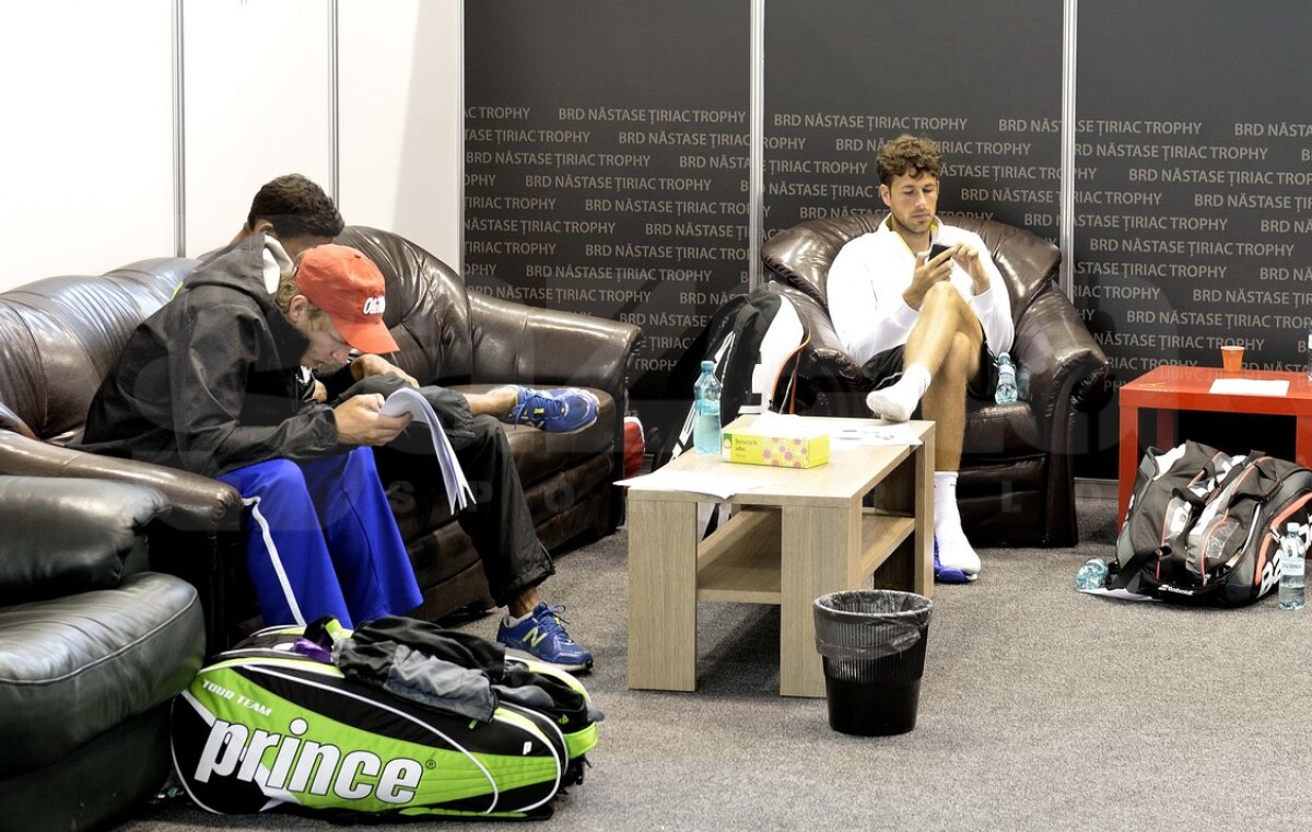 GALERIE FOTO Biliard, ping-pong şi jocuri pe telefon în loc de tenis » Meciurile la BRD Năstase-Ţiriac s-au reluat