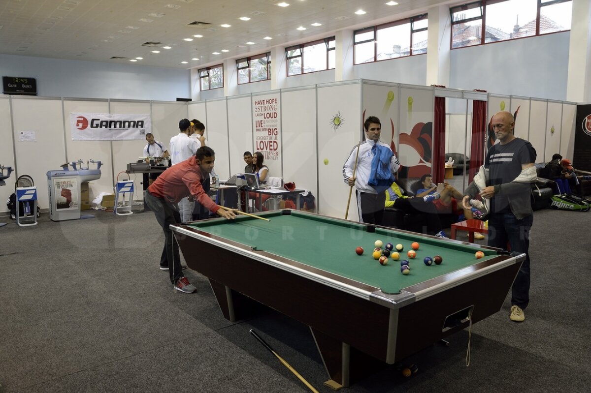 GALERIE FOTO Biliard, ping-pong şi jocuri pe telefon în loc de tenis » Meciurile la BRD Năstase-Ţiriac s-au reluat