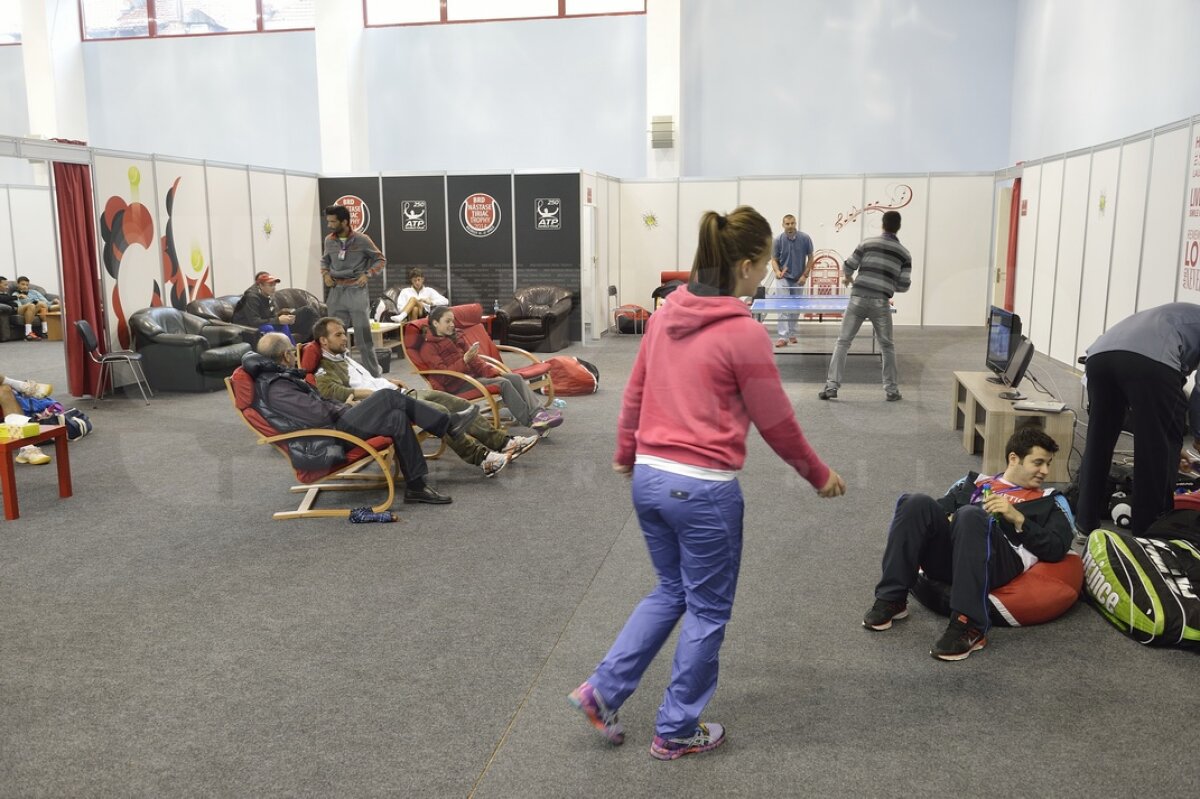 GALERIE FOTO Biliard, ping-pong şi jocuri pe telefon în loc de tenis » Meciurile la BRD Năstase-Ţiriac s-au reluat