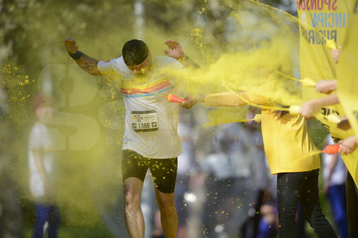FOTO Distracţie, culoare şi voie bună la The Color Run Bucureşti! Vezi o galerie FOTO de la cursa de azi