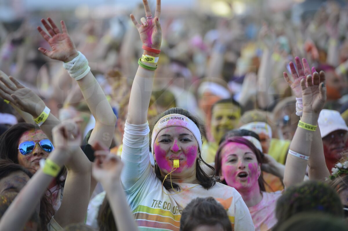 FOTO Distracţie, culoare şi voie bună la The Color Run Bucureşti! Vezi o galerie FOTO de la cursa de azi
