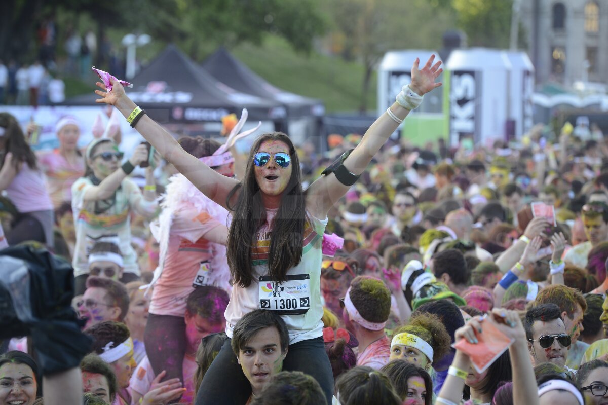 FOTO Distracţie, culoare şi voie bună la The Color Run Bucureşti! Vezi o galerie FOTO de la cursa de azi
