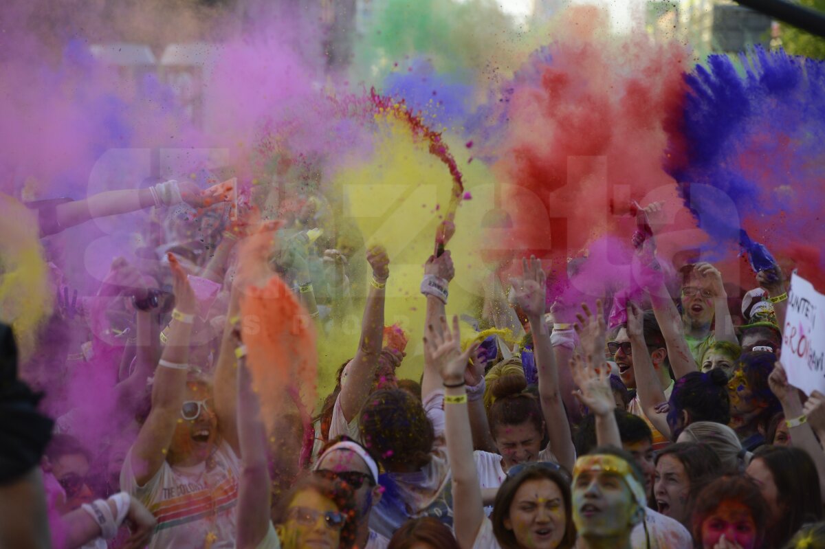 FOTO Distracţie, culoare şi voie bună la The Color Run Bucureşti! Vezi o galerie FOTO de la cursa de azi