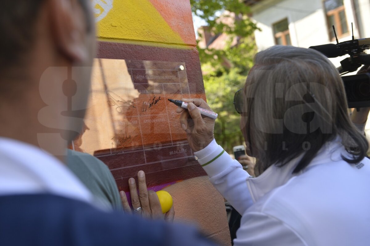 GALERIE FOTO Tenis în stradă » Ivanisevici, Pioline, Năstase şi Pavel au jucat pe-o stradă din Cotroceni!