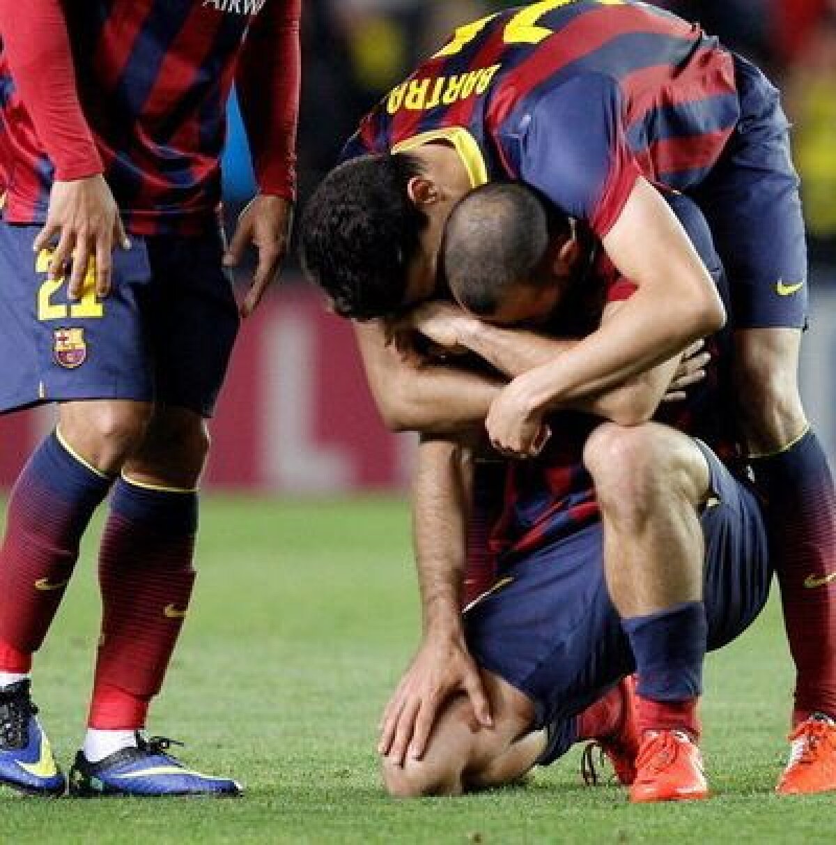 VIDEO&FOTO Sergio Busquets şi Javier Mascherano nu şi-au putut stăpîni lacrimile: "Am luptat pînă la final, aşa cum ne-a învăţat Tito!"