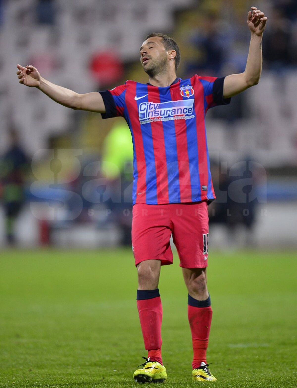 VIDEO+FOTO Cu o mînă pe titlu » Steaua a învins-o pe FC Braşov, 3-0, şi rămîne la 9 puncte de Astra