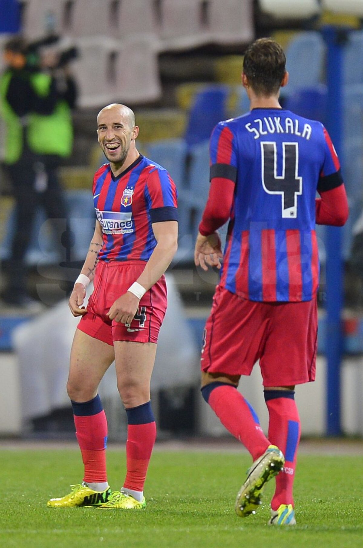VIDEO+FOTO Cu o mînă pe titlu » Steaua a învins-o pe FC Braşov, 3-0, şi rămîne la 9 puncte de Astra