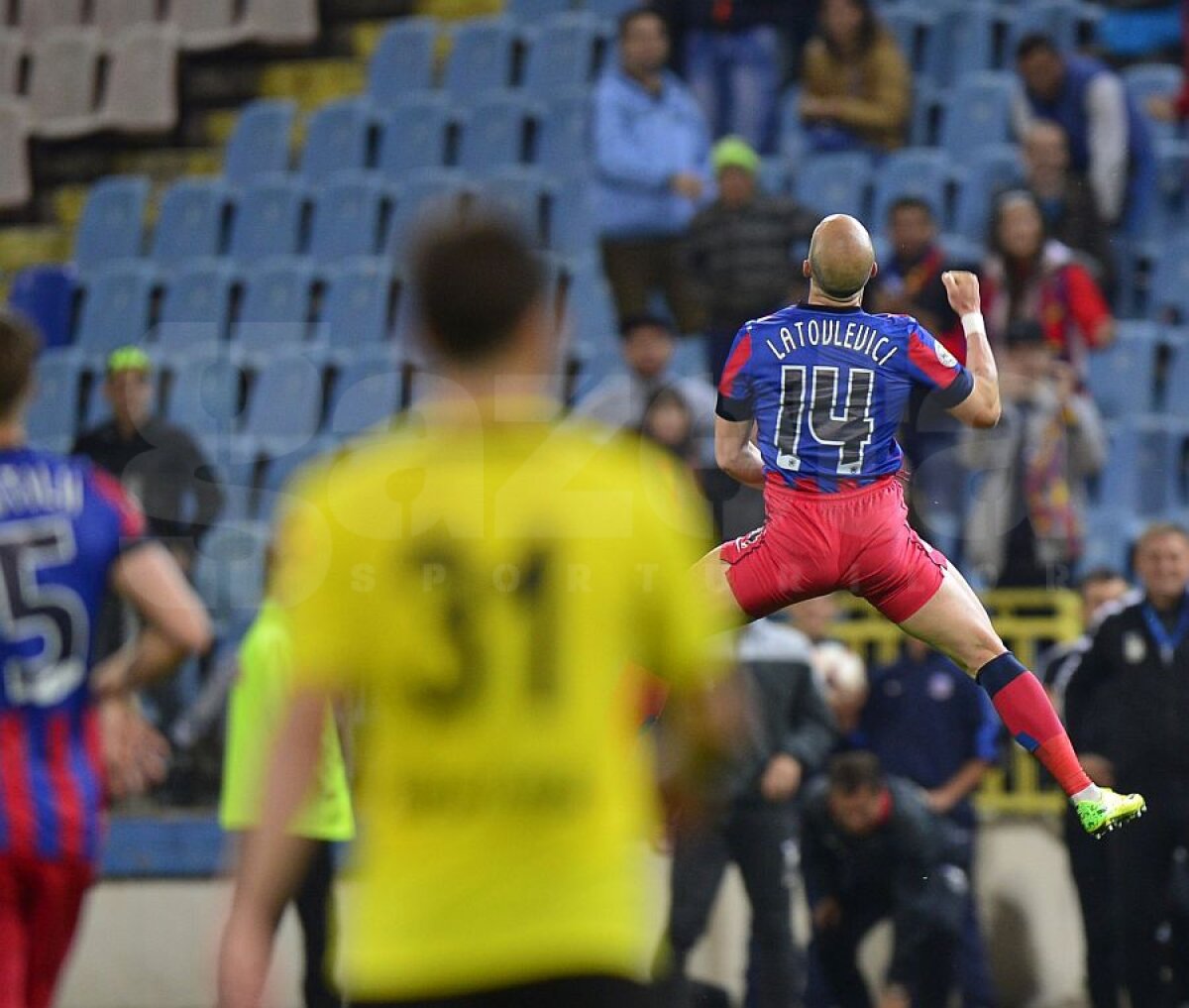 VIDEO+FOTO Cu o mînă pe titlu » Steaua a învins-o pe FC Braşov, 3-0, şi rămîne la 9 puncte de Astra