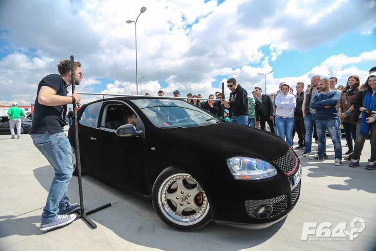 FOTO Craioveanul cu maşina îmbrăcată în catifea: ”Şi poliţiştii zic că e cool, nu mai zic de fete!”. Cît a costat tunning-ul