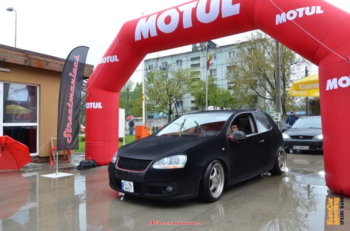 FOTO Craioveanul cu maşina îmbrăcată în catifea: ”Şi poliţiştii zic că e cool, nu mai zic de fete!”. Cît a costat tunning-ul