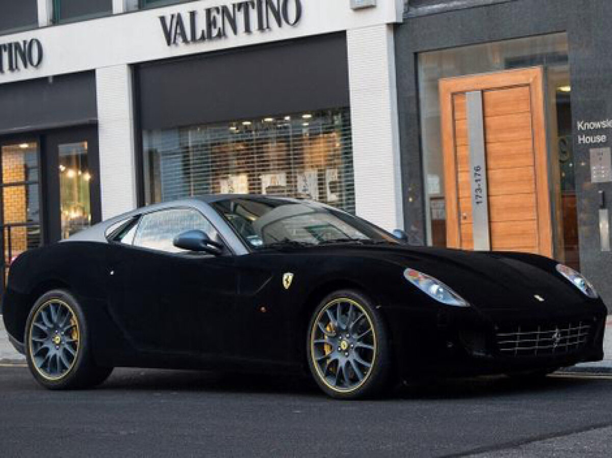 FOTO Craioveanul cu maşina îmbrăcată în catifea: ”Şi poliţiştii zic că e cool, nu mai zic de fete!”. Cît a costat tunning-ul