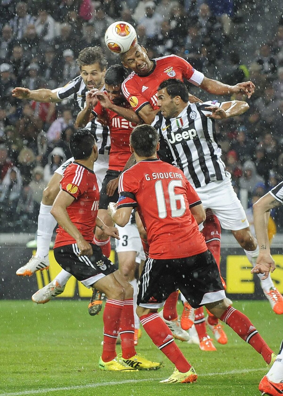 VIDEO Şi Europa e iberică » Benfica şi Sevilla s-au calificat în finala de pe Juventus Stadium!