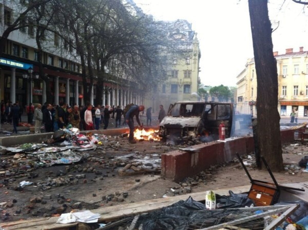 VIDEO + FOTO 42 de morţi la un marş al fanilor în Ucraina »  Primele imagini de la luptele de stradă
