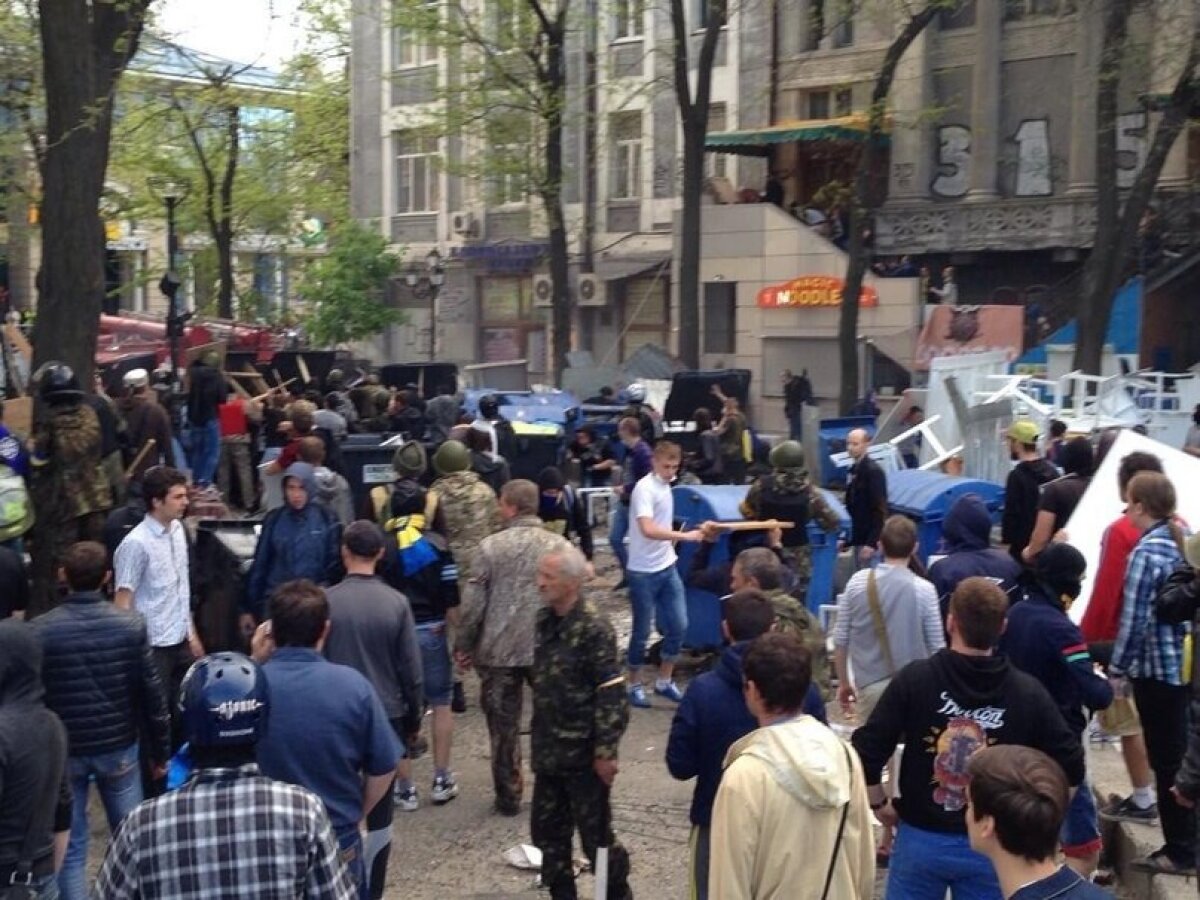 VIDEO + FOTO 42 de morţi la un marş al fanilor în Ucraina »  Primele imagini de la luptele de stradă