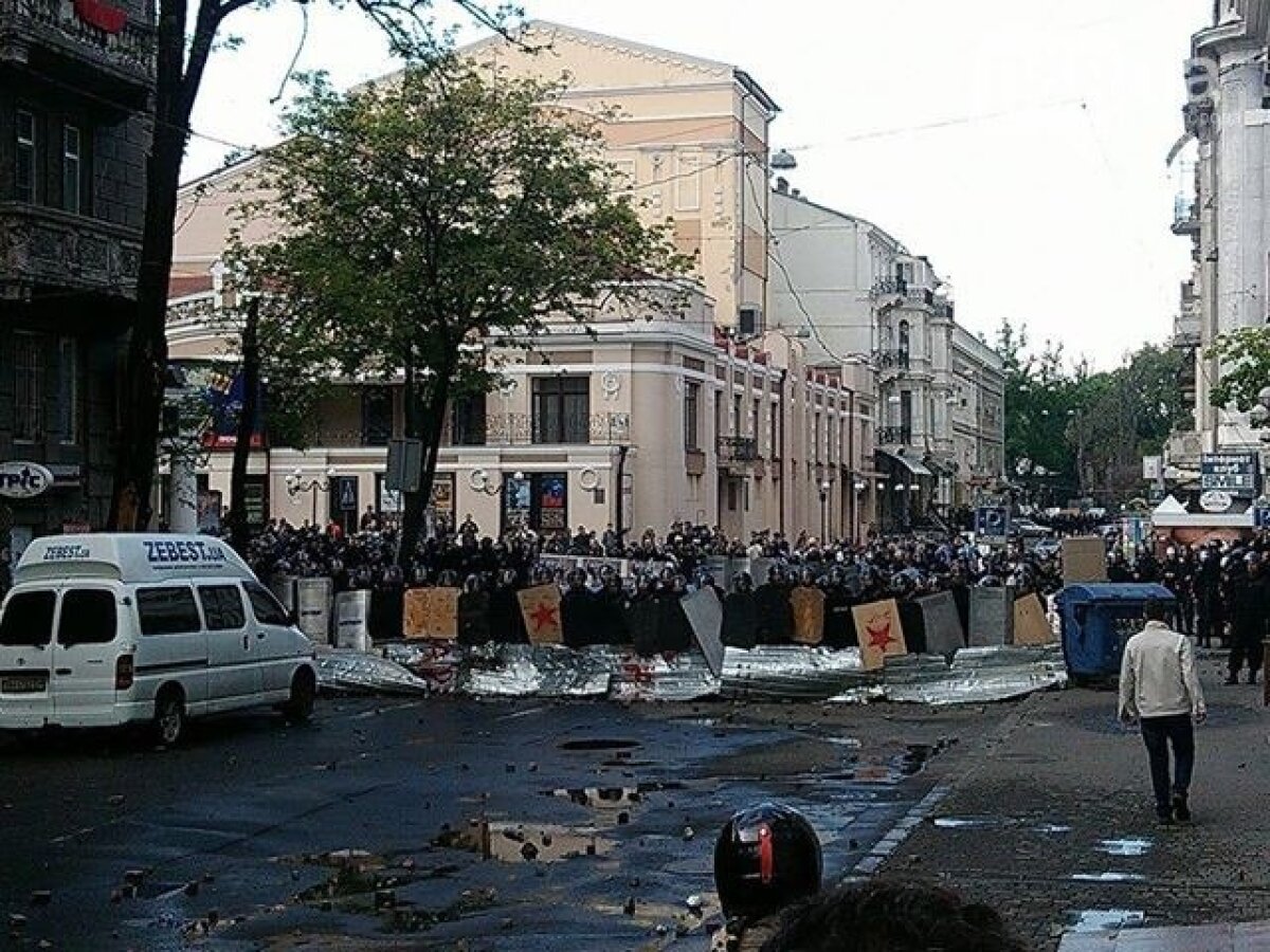 VIDEO + FOTO 42 de morţi la un marş al fanilor în Ucraina »  Primele imagini de la luptele de stradă