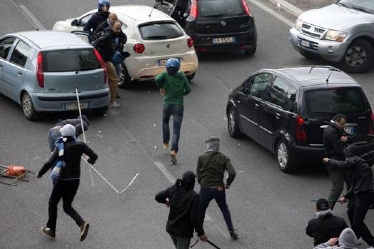 VIDEO şi FOTO Incidente grave! Final Cupei Italiei întîrziată cu 45 de minute după ce un fan al lui Napoli a fost împuşcat în piept! Azzurrii au luat trofeul
