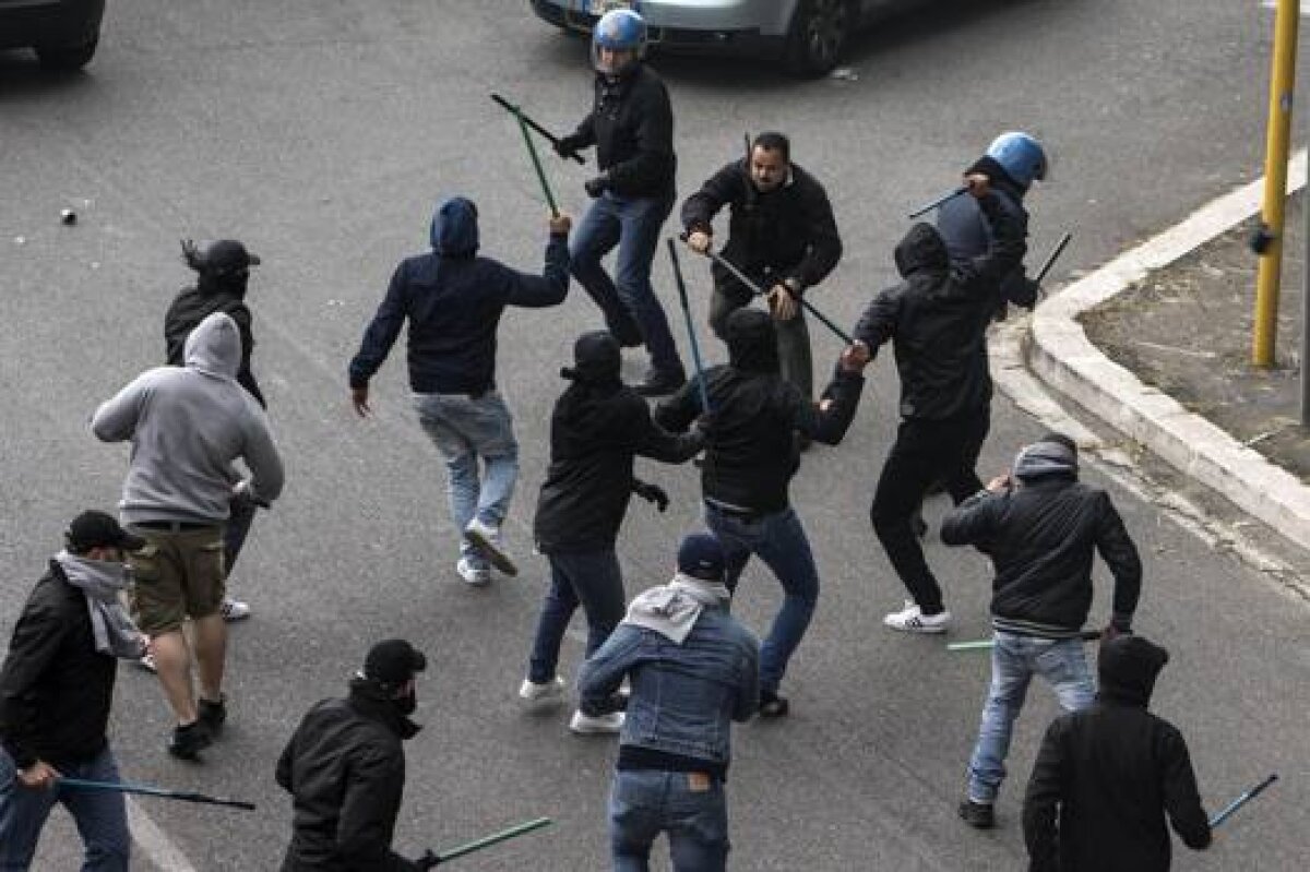 VIDEO şi FOTO Incidente grave! Final Cupei Italiei întîrziată cu 45 de minute după ce un fan al lui Napoli a fost împuşcat în piept! Azzurrii au luat trofeul