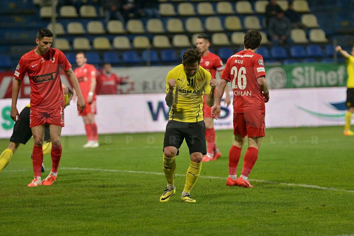 VIDEO+FOTO Papa ”mitralieră” » Cornel Ţălnar a savurat din plin succesul Braşovului împotriva lui Dinamo, 2-0, bucurîndu-se ca un copil