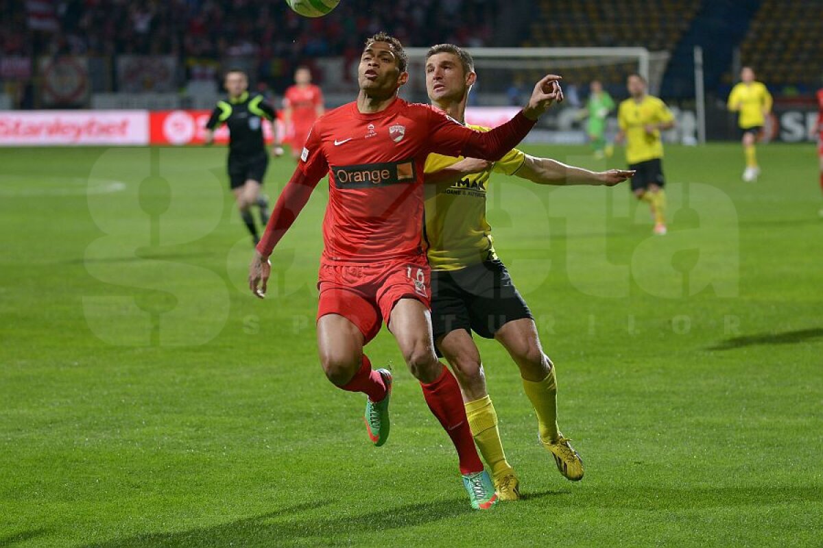 VIDEO+FOTO Papa ”mitralieră” » Cornel Ţălnar a savurat din plin succesul Braşovului împotriva lui Dinamo, 2-0, bucurîndu-se ca un copil