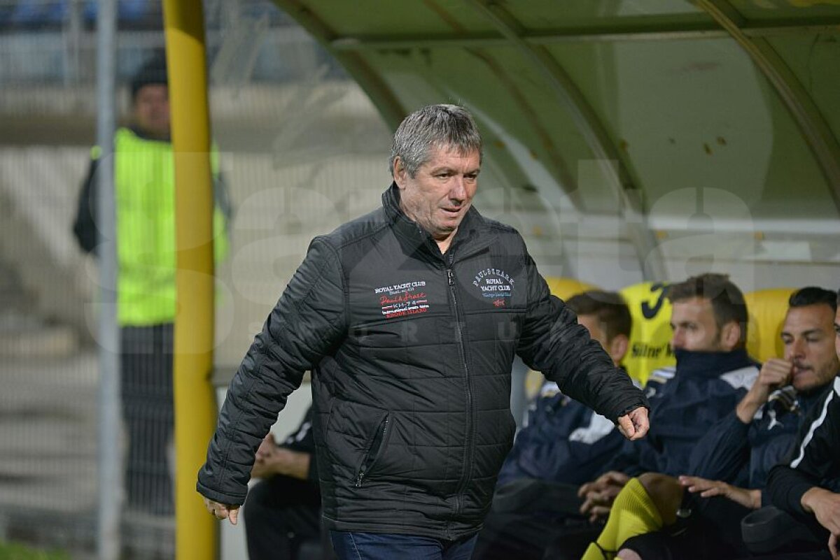 VIDEO+FOTO Papa ”mitralieră” » Cornel Ţălnar a savurat din plin succesul Braşovului împotriva lui Dinamo, 2-0, bucurîndu-se ca un copil