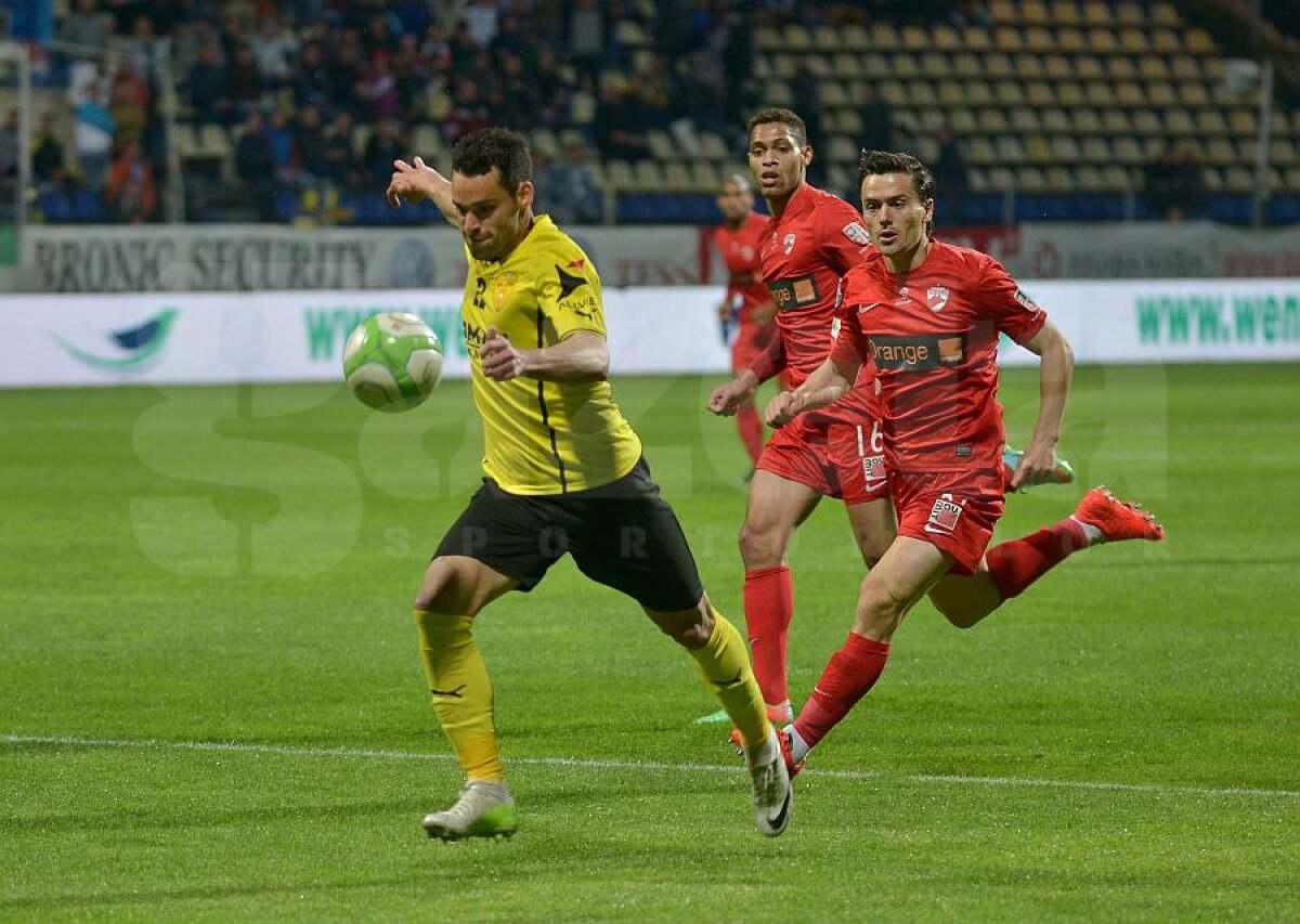 VIDEO+FOTO Papa ”mitralieră” » Cornel Ţălnar a savurat din plin succesul Braşovului împotriva lui Dinamo, 2-0, bucurîndu-se ca un copil