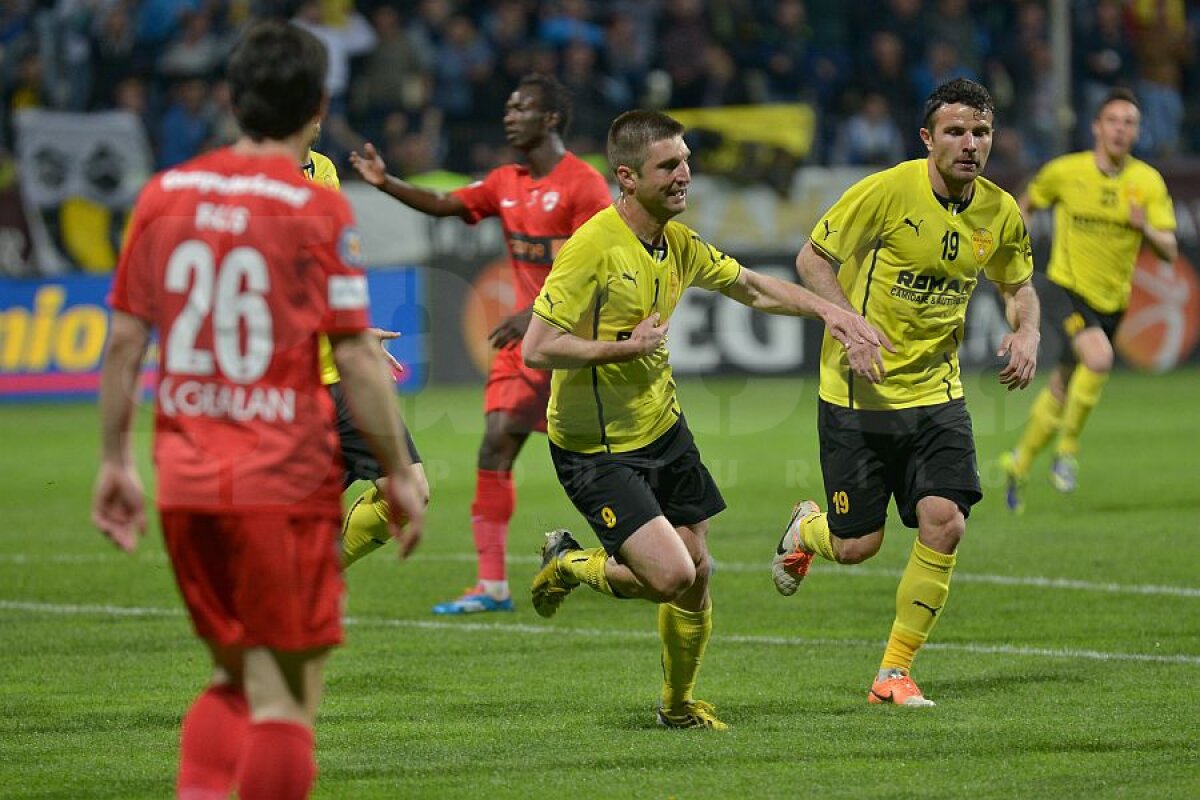 VIDEO+FOTO Papa ”mitralieră” » Cornel Ţălnar a savurat din plin succesul Braşovului împotriva lui Dinamo, 2-0, bucurîndu-se ca un copil
