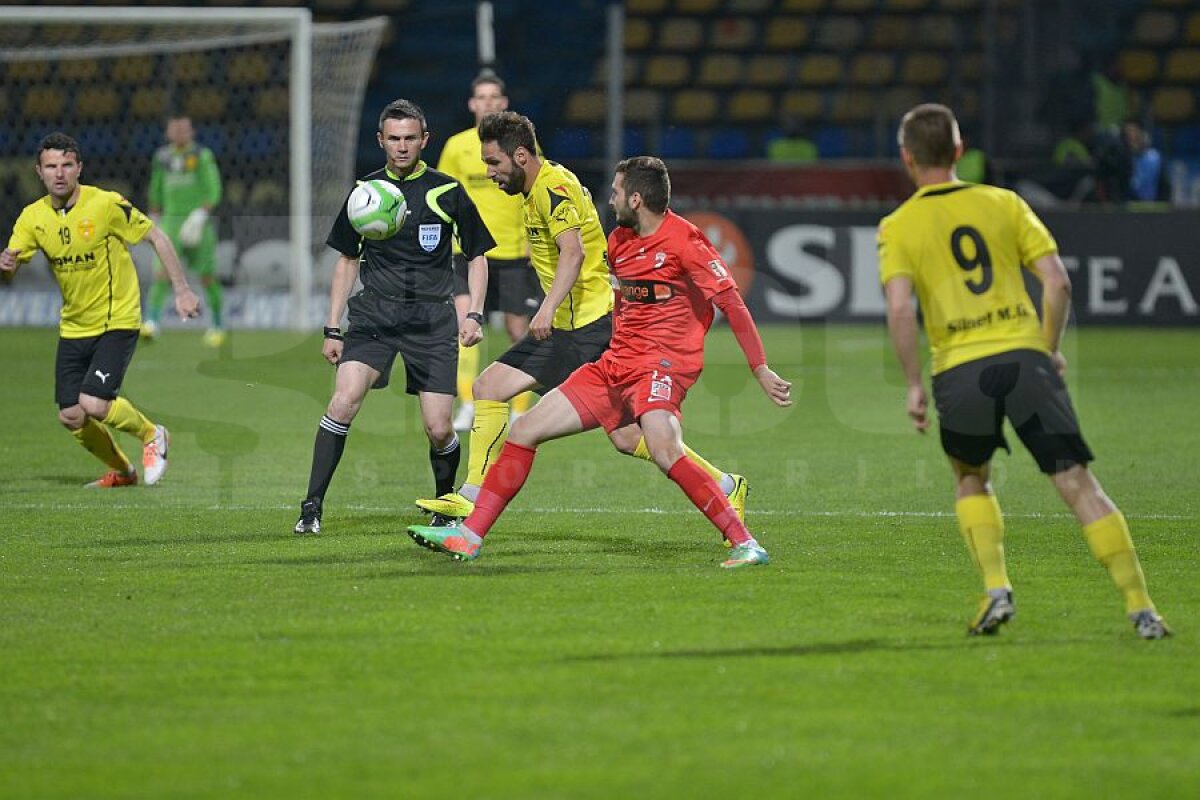VIDEO+FOTO Papa ”mitralieră” » Cornel Ţălnar a savurat din plin succesul Braşovului împotriva lui Dinamo, 2-0, bucurîndu-se ca un copil