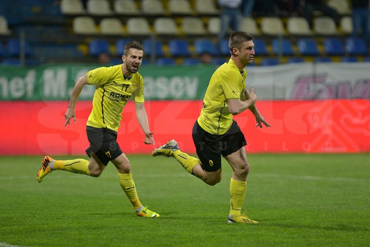 VIDEO+FOTO Papa ”mitralieră” » Cornel Ţălnar a savurat din plin succesul Braşovului împotriva lui Dinamo, 2-0, bucurîndu-se ca un copil