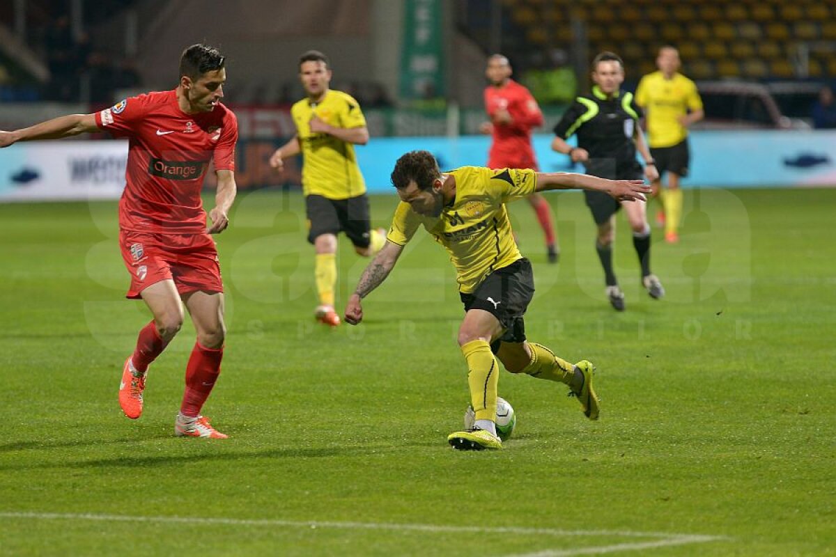 VIDEO+FOTO Papa ”mitralieră” » Cornel Ţălnar a savurat din plin succesul Braşovului împotriva lui Dinamo, 2-0, bucurîndu-se ca un copil