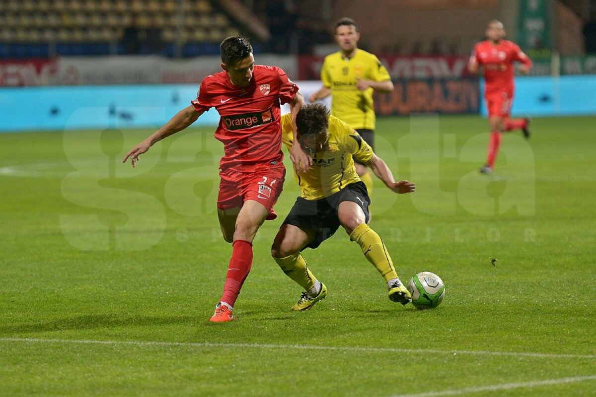 VIDEO+FOTO Papa ”mitralieră” » Cornel Ţălnar a savurat din plin succesul Braşovului împotriva lui Dinamo, 2-0, bucurîndu-se ca un copil