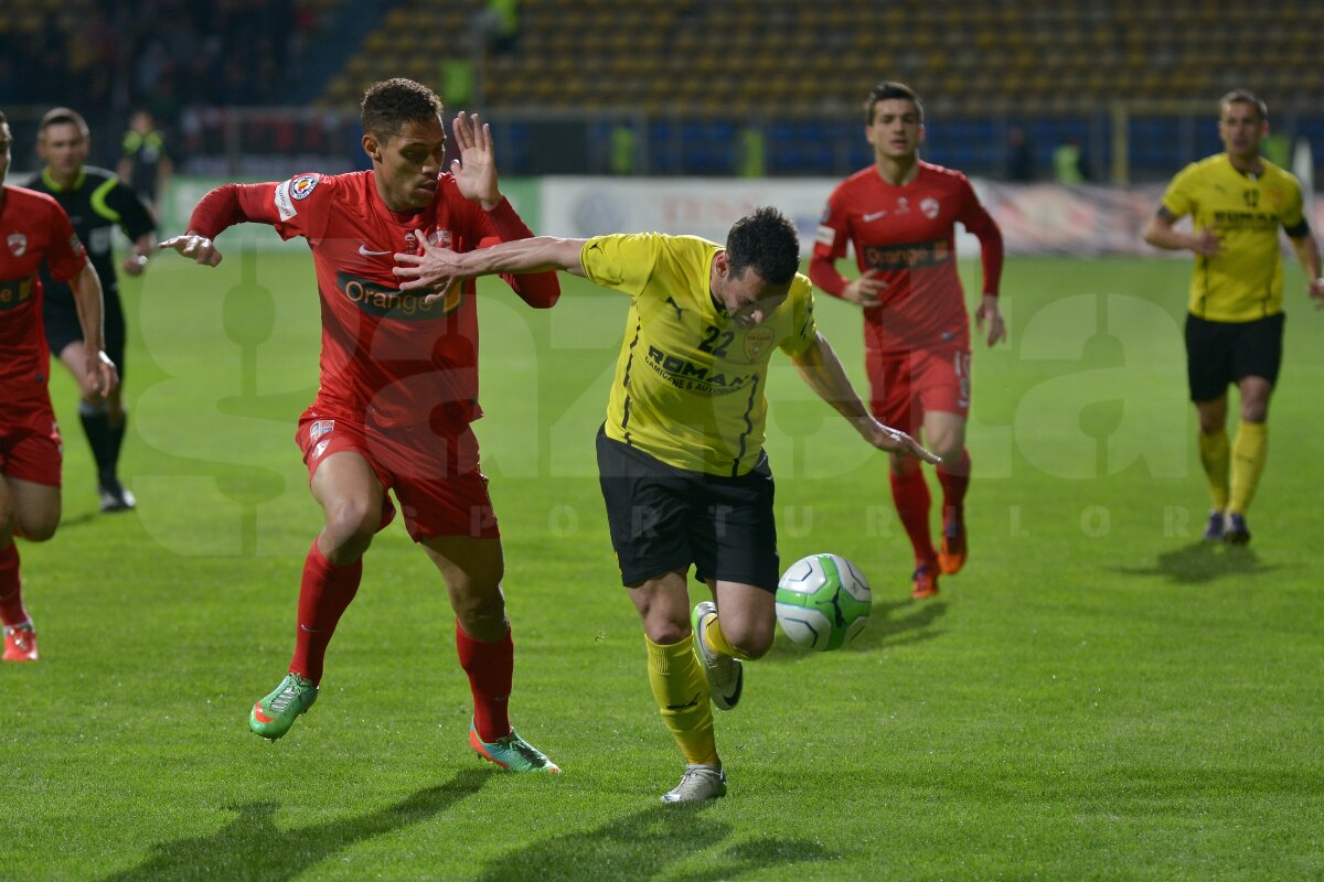 VIDEO+FOTO Papa ”mitralieră” » Cornel Ţălnar a savurat din plin succesul Braşovului împotriva lui Dinamo, 2-0, bucurîndu-se ca un copil