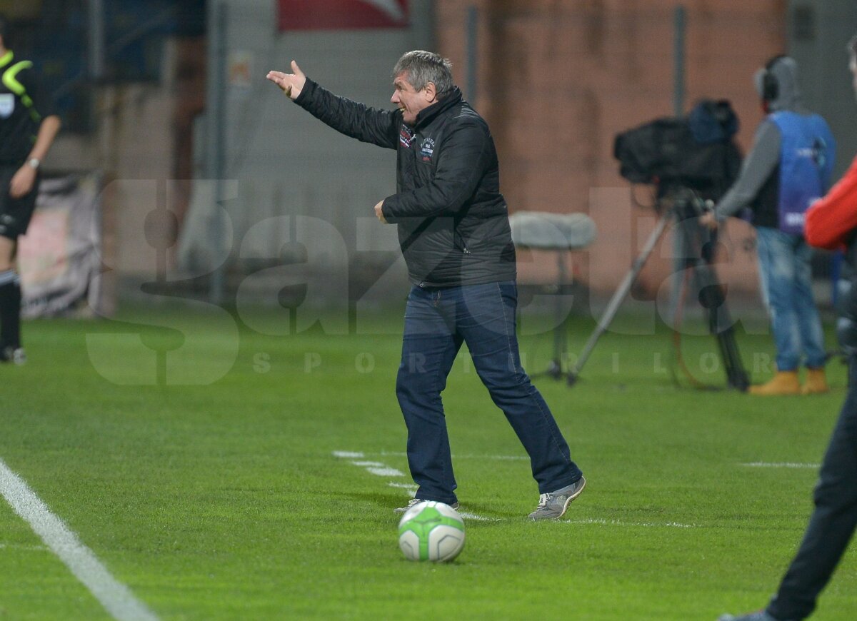 VIDEO+FOTO Papa ”mitralieră” » Cornel Ţălnar a savurat din plin succesul Braşovului împotriva lui Dinamo, 2-0, bucurîndu-se ca un copil