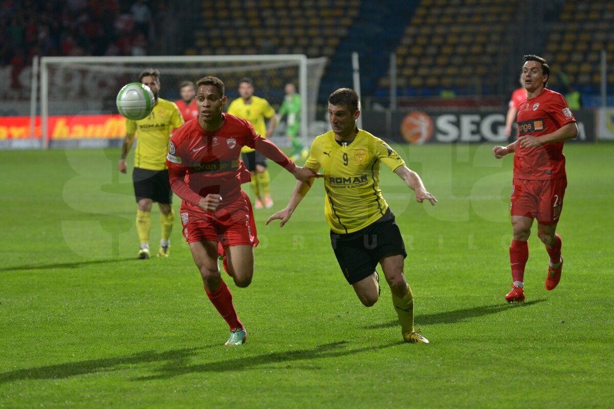 VIDEO+FOTO Papa ”mitralieră” » Cornel Ţălnar a savurat din plin succesul Braşovului împotriva lui Dinamo, 2-0, bucurîndu-se ca un copil