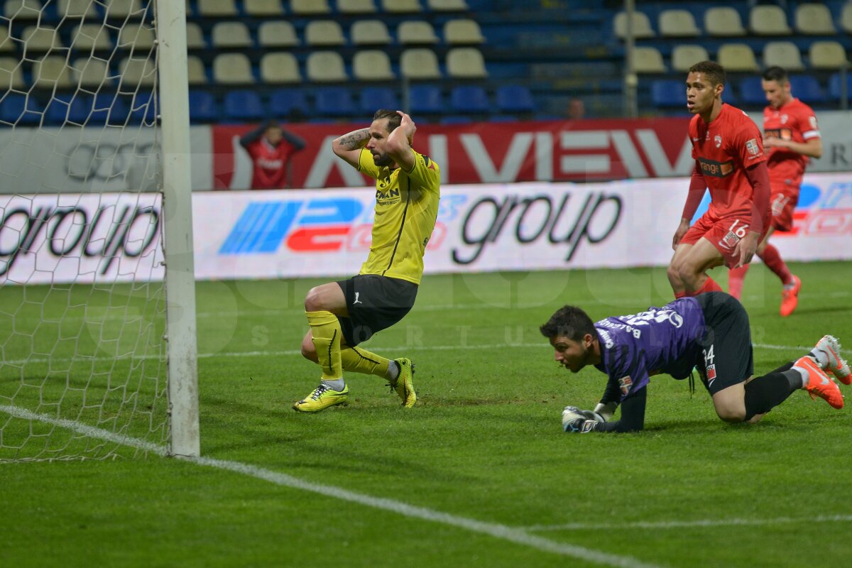 VIDEO+FOTO Papa ”mitralieră” » Cornel Ţălnar a savurat din plin succesul Braşovului împotriva lui Dinamo, 2-0, bucurîndu-se ca un copil