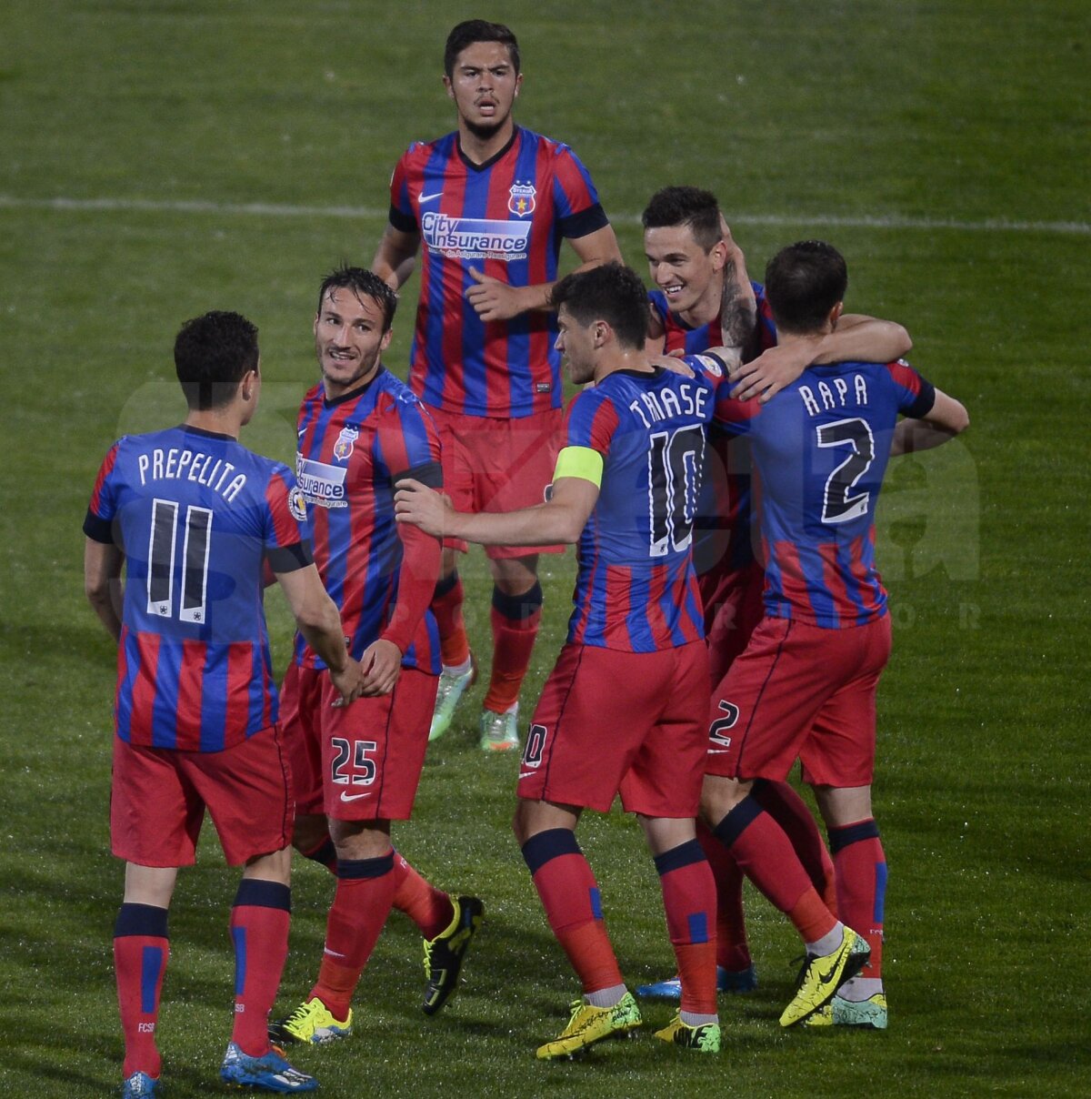 VIDEO şi FOTO Steaua - Corona Braşov 3-0 » Roş-albaştrii au mari şanse ca etapa viitoare să devină campioni