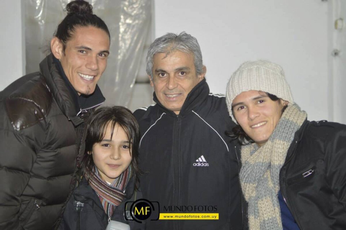 FOTO Destine la indigo? » Edinson Cavani şi ”sosia” au plecat din Salto să cucerească Europa :D