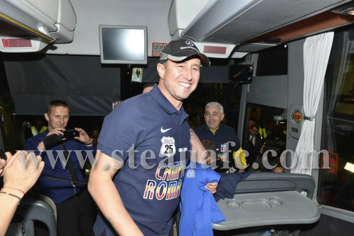 GALERIE FOTO Steliştii au petrecut pînă dimineaţă după ce-au cîştigat titlul 25 din istoria clubului