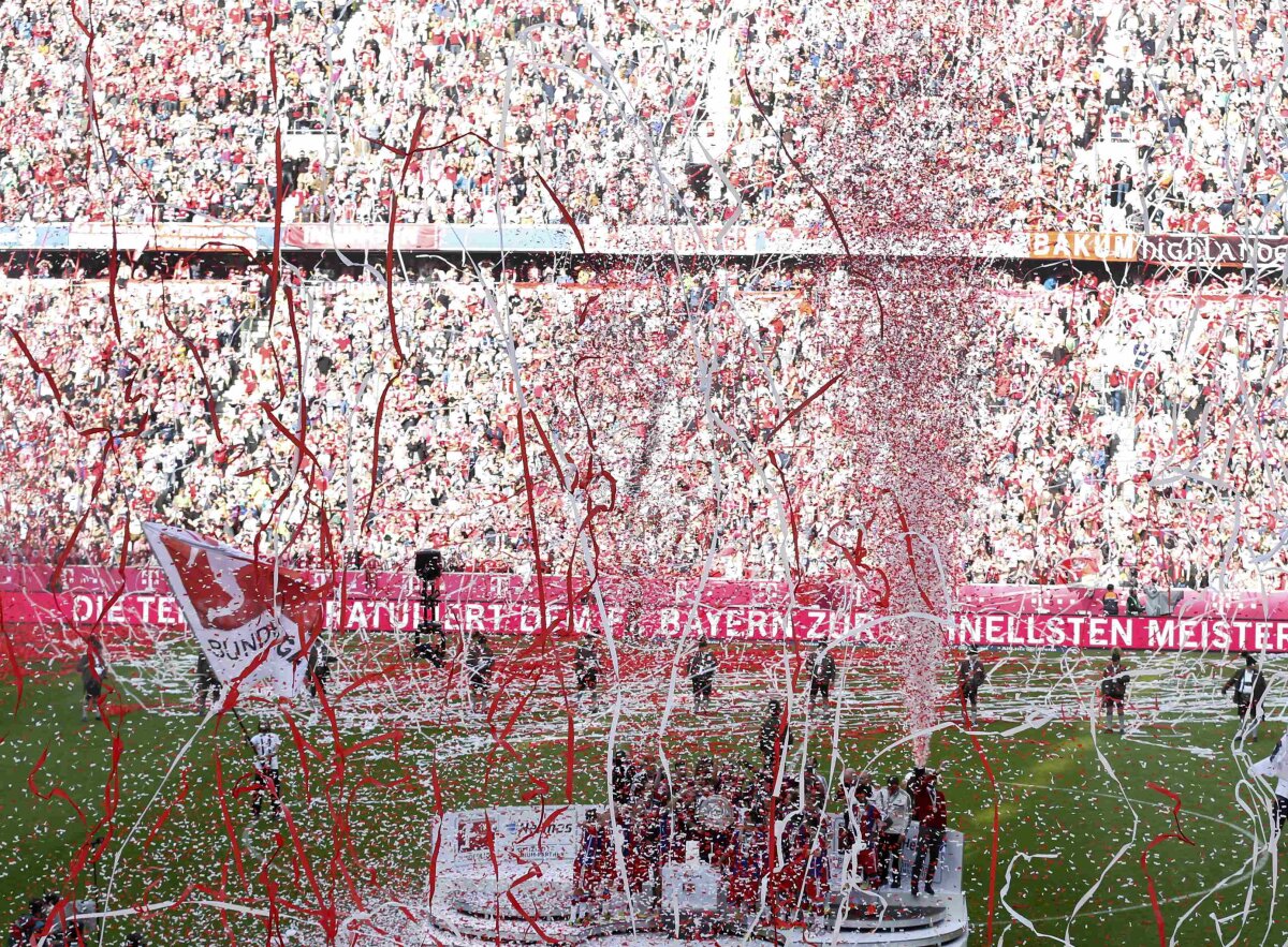 VIDEO şi FOTO Bayern a sărbătorit titlul cu bere şi confetti » Guardiola a fost udat pînă la piele şi a scăpat trofeul pe jos :D