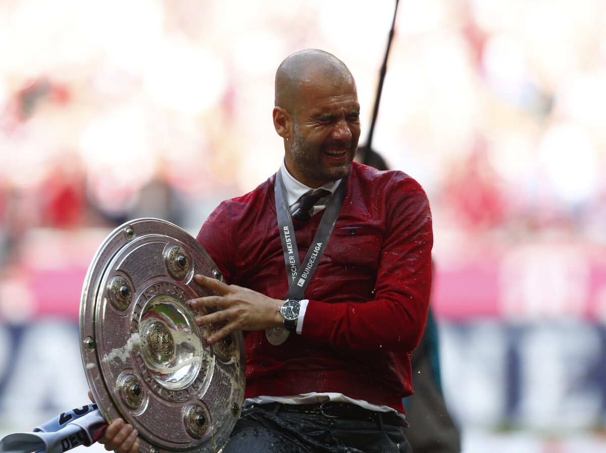 VIDEO şi FOTO Bayern a sărbătorit titlul cu bere şi confetti » Guardiola a fost udat pînă la piele şi a scăpat trofeul pe jos :D