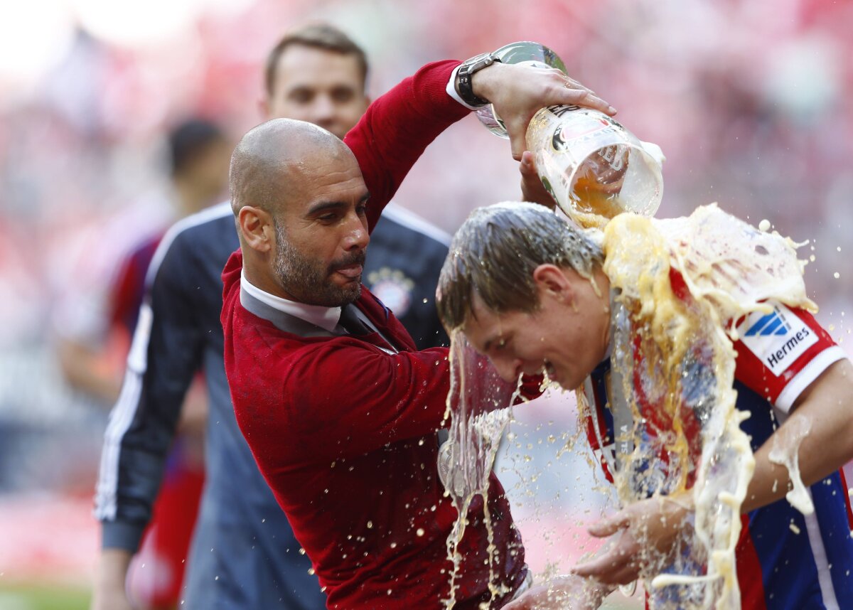 VIDEO şi FOTO Bayern a sărbătorit titlul cu bere şi confetti » Guardiola a fost udat pînă la piele şi a scăpat trofeul pe jos :D