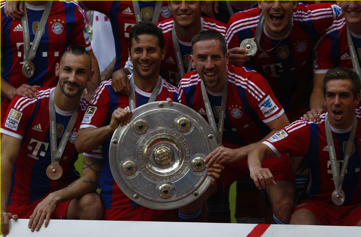 VIDEO şi FOTO Bayern a sărbătorit titlul cu bere şi confetti » Guardiola a fost udat pînă la piele şi a scăpat trofeul pe jos :D