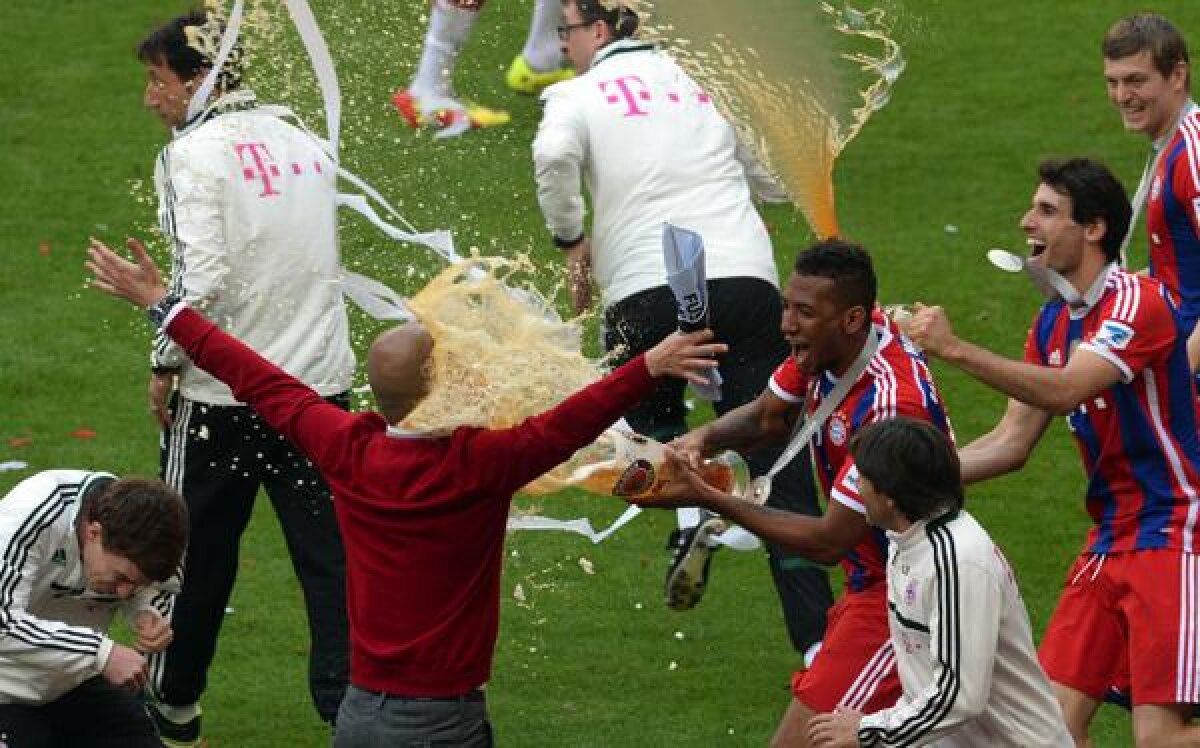 VIDEO şi FOTO Bayern a sărbătorit titlul cu bere şi confetti » Guardiola a fost udat pînă la piele şi a scăpat trofeul pe jos :D